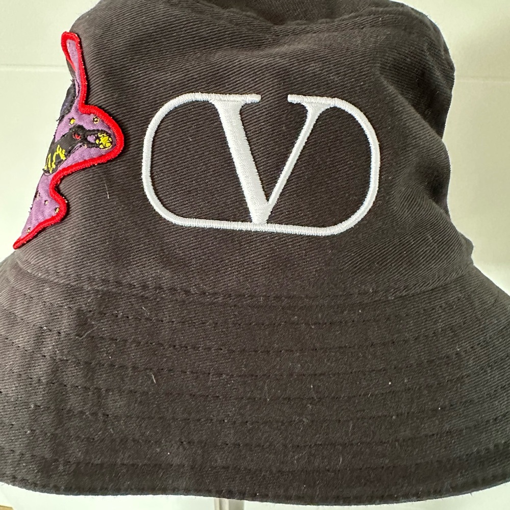 Valentino Garavani Black Bucket Hat with White Logo & Patch - Picture 6 of 7